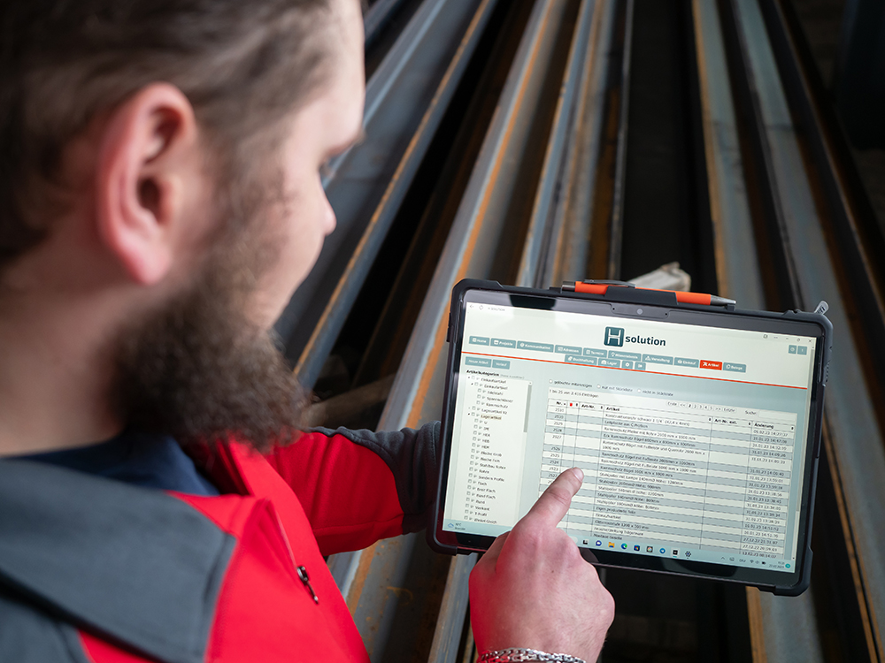 h solution software blick auf tablet mit uebersicht aller module