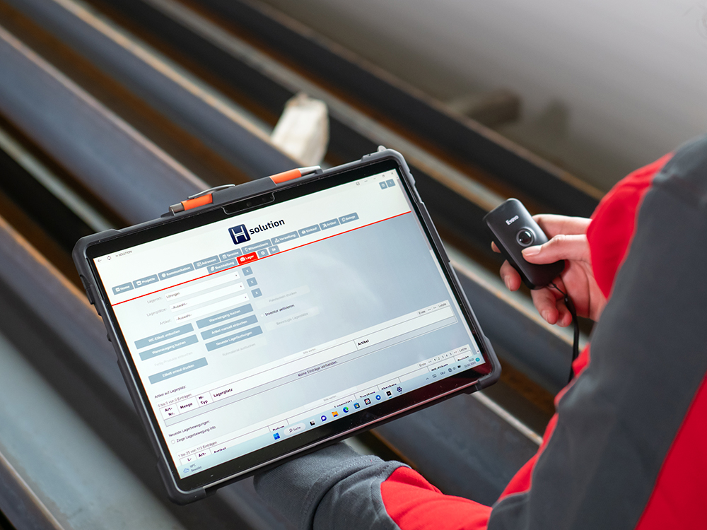 Individuelle Programmierung 2 h solution software kunde nutzt software auf seinem tablet